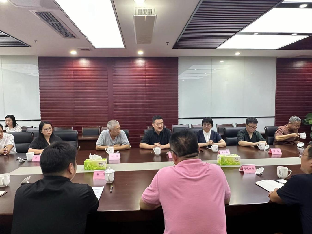 9月3日，四川美術(shù)學(xué)院黨委常委、副院長(zhǎng)王朝剛一行蒞臨我司。此次來(lái)訪圍繞四方塊文旅商業(yè)街區(qū)項(xiàng)目建設(shè)進(jìn)行指導(dǎo).png